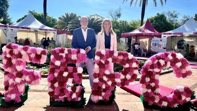 El candidato de CS a la Alcaldía de Córdoba, Jesús Lupiáñez,  y la  número 2 de la candidatura, Fátima Entrenas