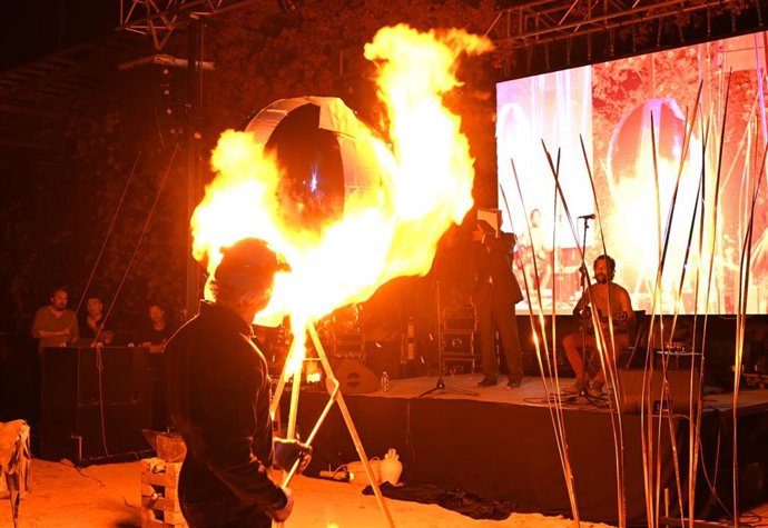 Tomares acoge la clausura de la exposición 'Muros: más allá de los límites', de Chiqui Díaz