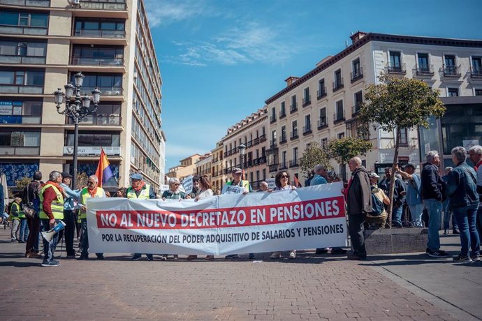 Manifestantes con una pancarta que reza: 'No al nuevo decretazo en pensiones' durante la manifestación contra las reformas de pensiones llevadas a cabo por el Gobierno en la presente legislatura, a 15 de abril de 2023, en Madrid (España).