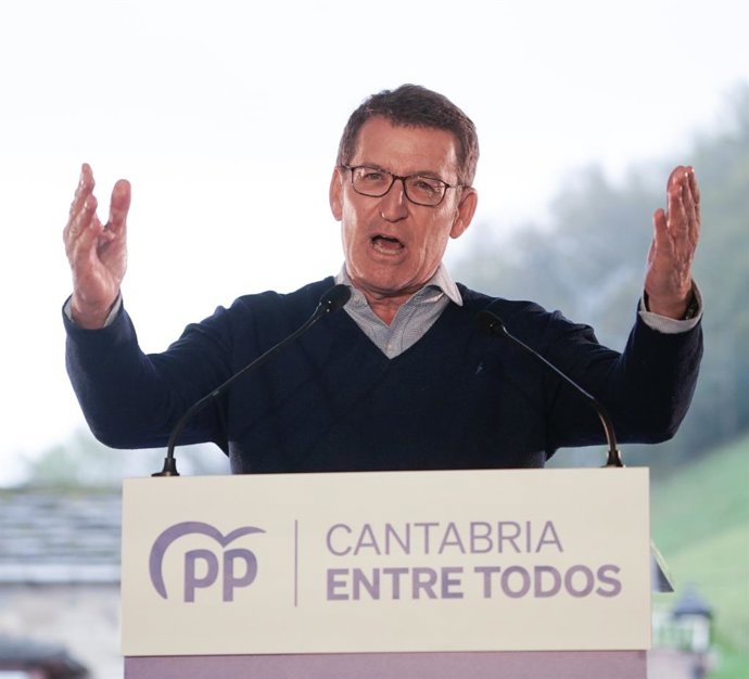 El presidente del PP, Alberto Núñez Feijóo, este sábado en un acto en Vega de Pas