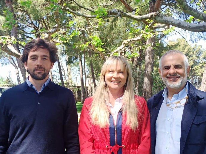 El líder de Cs, Carlos Carrizosa, junto al secretario general de Cs, Adrián Vázquez, y la candidata a la Alcaldía de Lleida, María Burrel