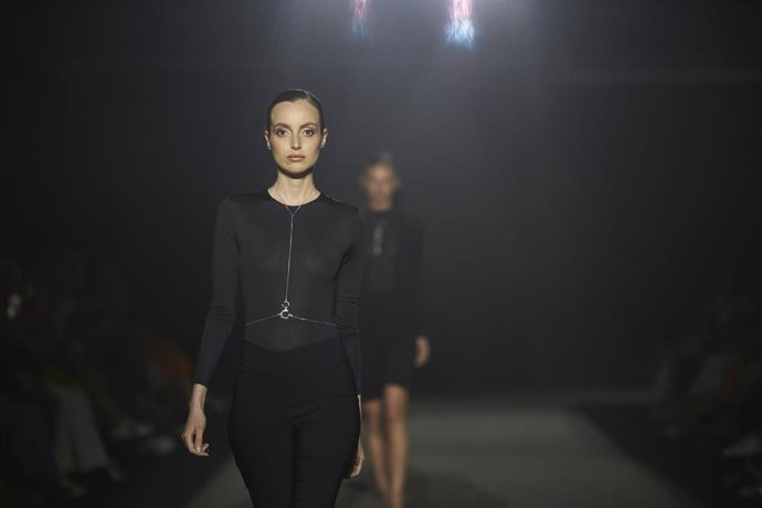 La firma de joyería y complementos 3nueve Studio, dirigida por Andrea González, ha sido la galardonada con el premio a la mejor colección 2023