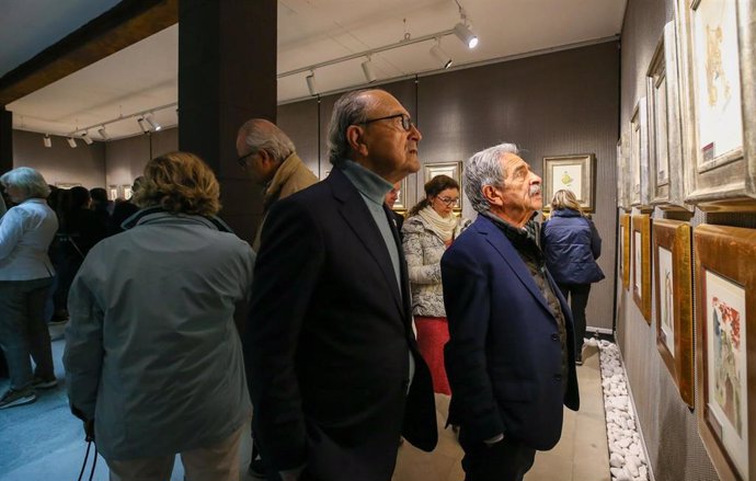 El presidente Miguel Ángel Revilla y el consejro de Industra Javier López Marcano en la exposición de Dalí en Potes