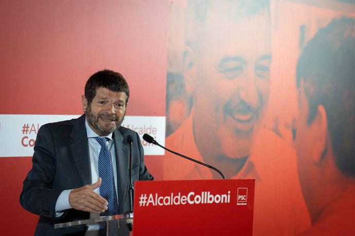 El tinent d'alcalde de Seguretat de l'Ajuntament de Barcelona, Albert Batlle, durant la signatura de l'acord electoral PSC-Units per Avanar per a les eleccions municipals de Barcelona
