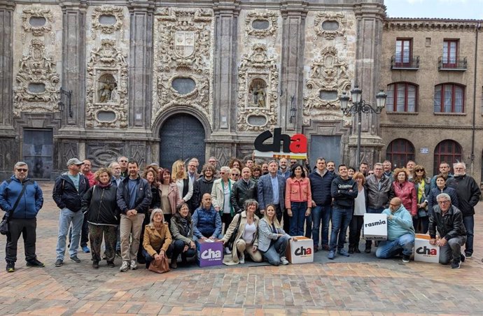 La presentación de la lista autonómica de CHA por Zaragoza ha tenido lugar en la plaza del Justicia