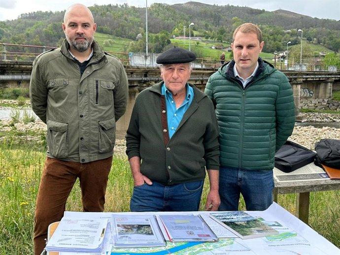 Adrián Pumares con los candidatos de Foro Asturias a la Alcaldía de Laviana, Roberto Vázquez Coto y Jerónimo González