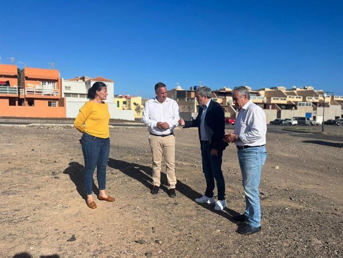 El secretario nacional de Coalición Canaria, Fernando Clavijo, ha visitado la parcela de más de 12.000 metros cuadrados donde irá ubicado el futuro CAE de La Lajita y que ha sido facilitada por el equipo de CC en el Ayuntamiento de Pájara.