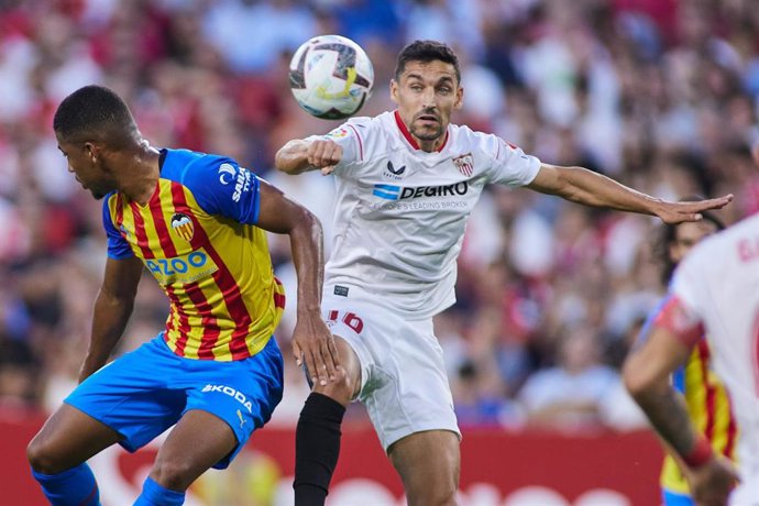 Archivo - Samuel Lino y Jesús Navas en el Sevilla-Valencia de la primera vuelta de LaLiga Santander