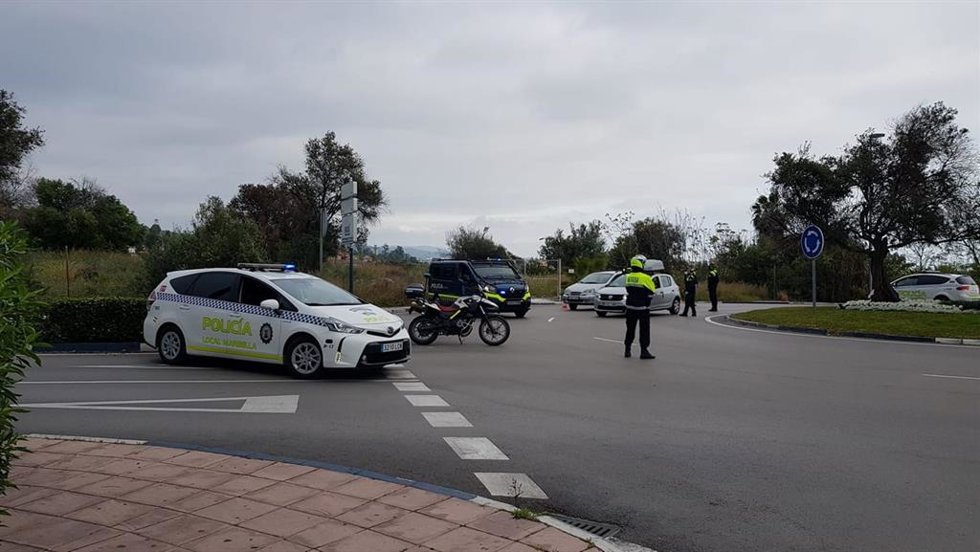 Archivo - Foto de archivo de un control de la Policía Local de Marbella