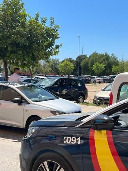 Coche destrozado tras una pelea multitudinaria en Los Bermejales