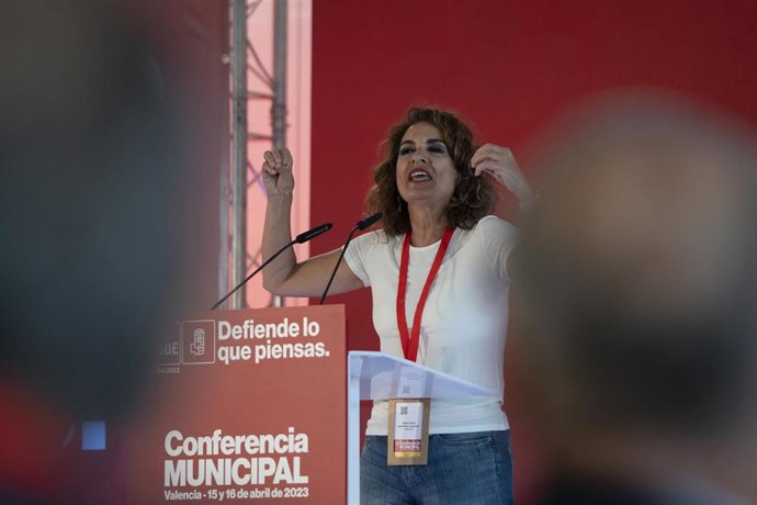 La ministra de Hacienda y vicesecretaria general del PSOE, María Jesús Montero; interviene en la apertura de la celebración de la Conferencia Municipal del Partido Socialista, en la Ciudad de las Artes y las Ciencias, a 15 de abril de 2023, en Valencia.