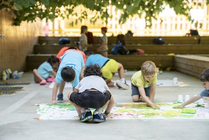 Niños participando en una de las actividades de la campaña municipal de vacaciones de verano.