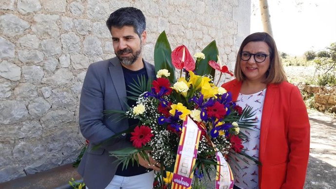 Representantes del Consell de Mallorca participan en Porreres en un homenaje a víctimas republicanas.