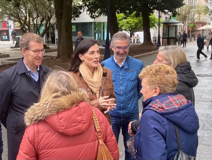 La alcaldesa de Santander y candidata del PP a la reelección, Gema Igual; el presidente nacional del PP, Alberto Núñez Feijóo y el concejal César Díaz conversan con unas mujeres en el centro de la ciudad