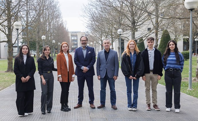 Estudiantes de la X promoción de LyDER, junto a Lorenzo Silva y José F. Alenza.