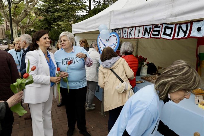 La presidenta del Gobierno, Concha Andreu, en su visita a los actos de Párkinson Rioja