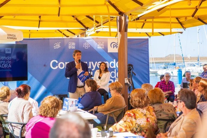 Manuel Cortés (PP) hace balance de gestión en Adra (Almería) junto a la consejera Carmen Crespo