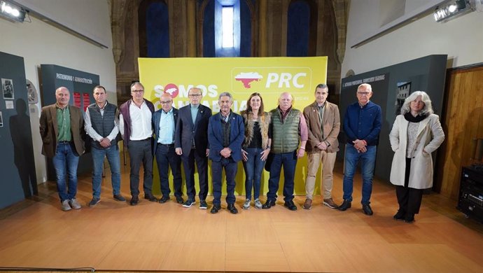 El presidente de Cantabria y líder del PRC, Miguel Ángel Revilla, con los candidatos regionalistas a las alcaldías de Liébana