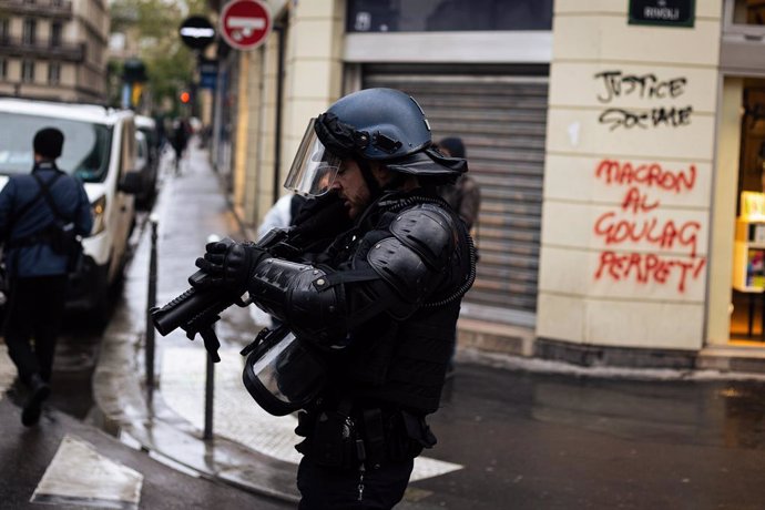 Un policía antidisturbios durante las protestas contra la reforma de las pensiones en Francia