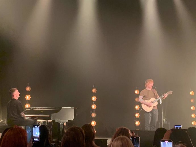 Ed Sheeran adelanta parte de su nuevo disco en un concierto para un grupo reducido de fans en Madrid en el Círculo de Bellas Artes