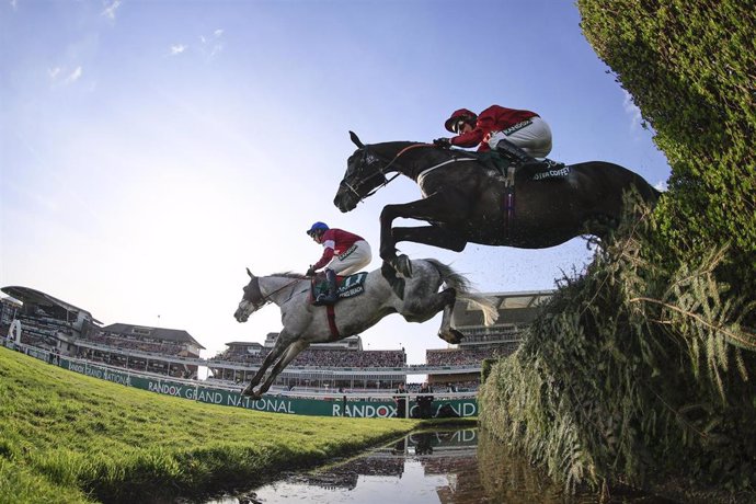 Carrera de caballos Grand National en Aintree, Liverpool