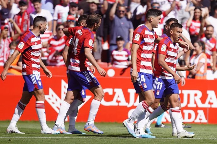 Los futbolistas del Granada CF celebran un gol.