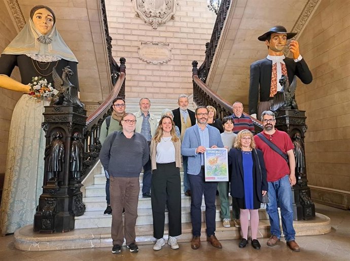 El alcalde de Palma, José Hila, junto con los representantes de la Federación de Asociaciones de Vecinos de Palma durante la presentación de la fiesta popular 'Diumenge de l'ngel'