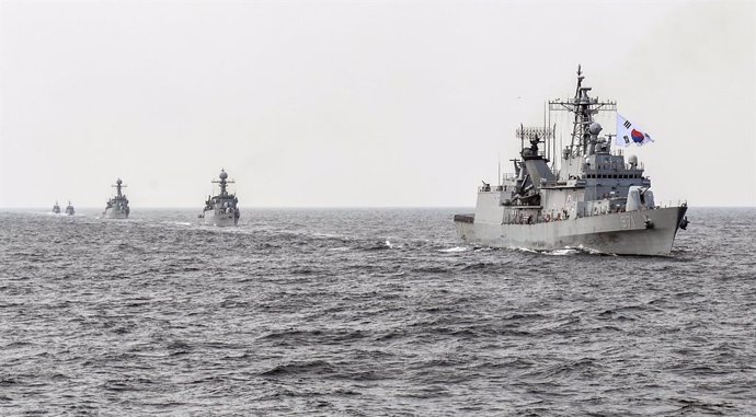Archivo - HANDOUT - 12 December 2019, South Korea, ---: South Korean warships, including the 3,200-ton Gwanggaeto the Great destroyer (R), sail in the waters off South Korea's east coast, as the Navy's 1st Fleet began a three-day exercise. Photo: -/South 