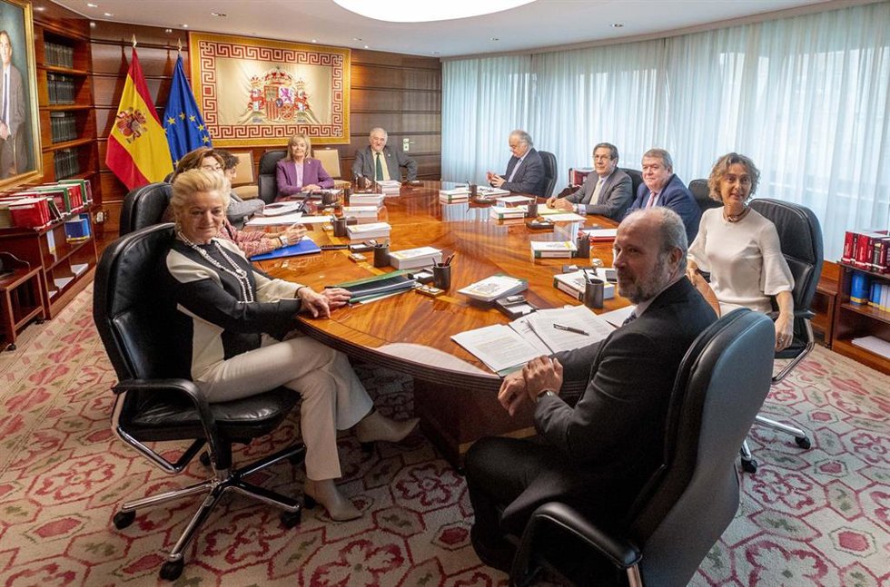Archivo - El magistrado Juan Carlos Campo, en primer término, en una imagen del Pleno del Tribunal Constitucional de 24 de enero de este año. 