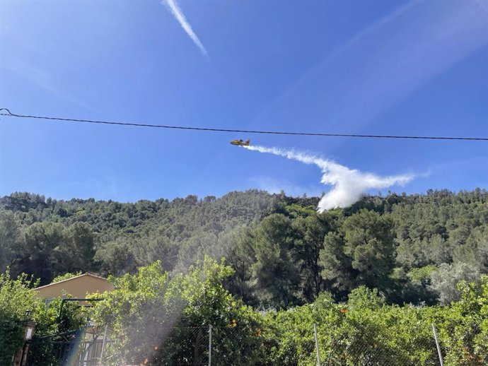 Medio aéreo trabajando en el incendio de Alzira