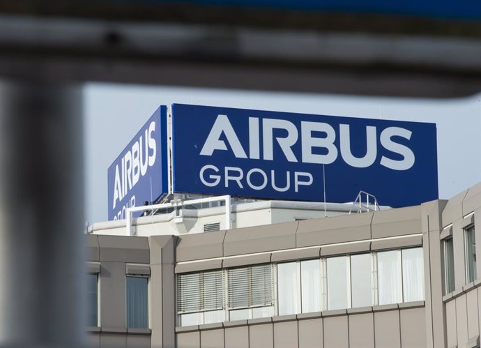 Archivo - FILED - 28 January 2014, Bavaria, Ottobrunn: A logo of Airbus Group is displayed at one of the company's buildings in Ottobrunn. 