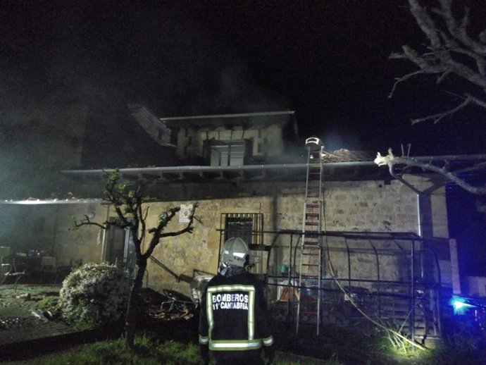 Los Bomberos extinguen un incendio en una casona de Rasines