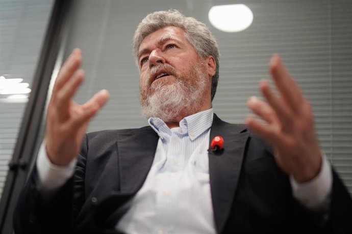 Archivo -   El diputado de Unidas Podemos en el Congreso y coordinador federal de Alianza Verde, Juantxo López de Uralde, durante una entrevista para Europa Press, a 16 de marzo de 2023, en Madrid, (España).