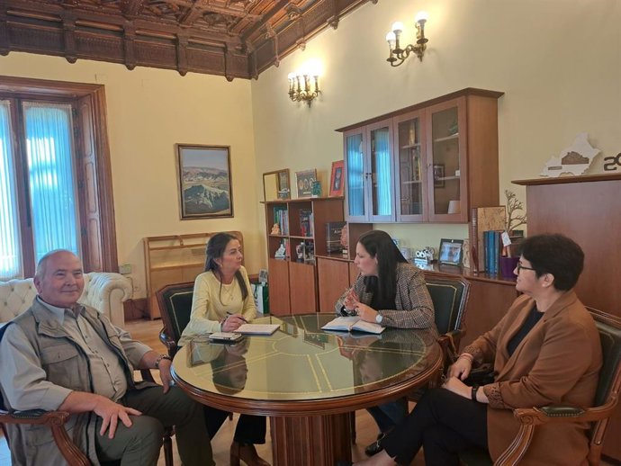 La delegada del Gobierno de la Junta de Andalucía en Almería, Aránzazu Martín, reunida con la Asociación Almeriense de Emigrantes y Retornados de Almería, Asaler