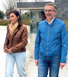 Archivo - La alcaldesa de Santander y candidata del PP a la reelección, Gema Igual, junto al concejal César Díaz,  que será el número 2 de la lista