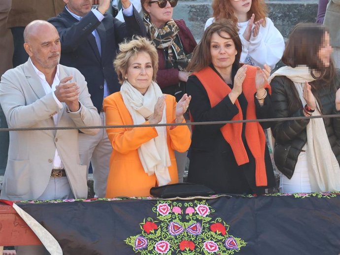 Ana Rosa Quintana, Juan Muñoz y Nuria González en la Plaza De Toros de Brihuega