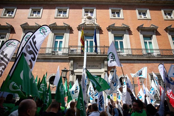 Concentración de delegados y delegadas sindicales de la Administración de Justicia, frente al Ministerio de Justicia.