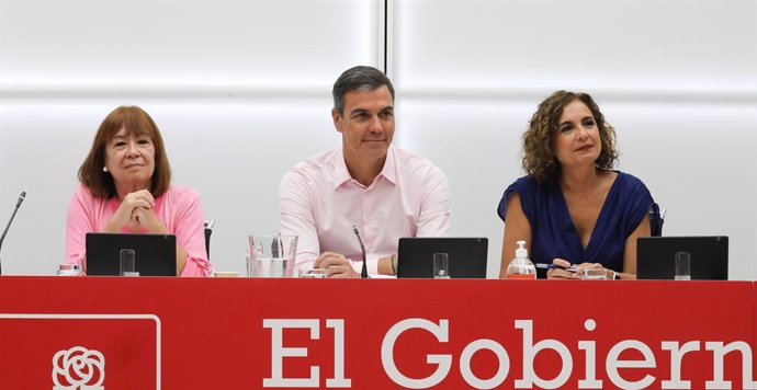 Archivo - (I-D) La vicepresidenta primera del Senado y presidenta del PSOE, Cristina Narbona; el presidente del Gobierno y secretario general del PSOE, Pedro Sánchez y la número dos del partido y ministra de Hacienda y Función Pública, María Jesús Monte
