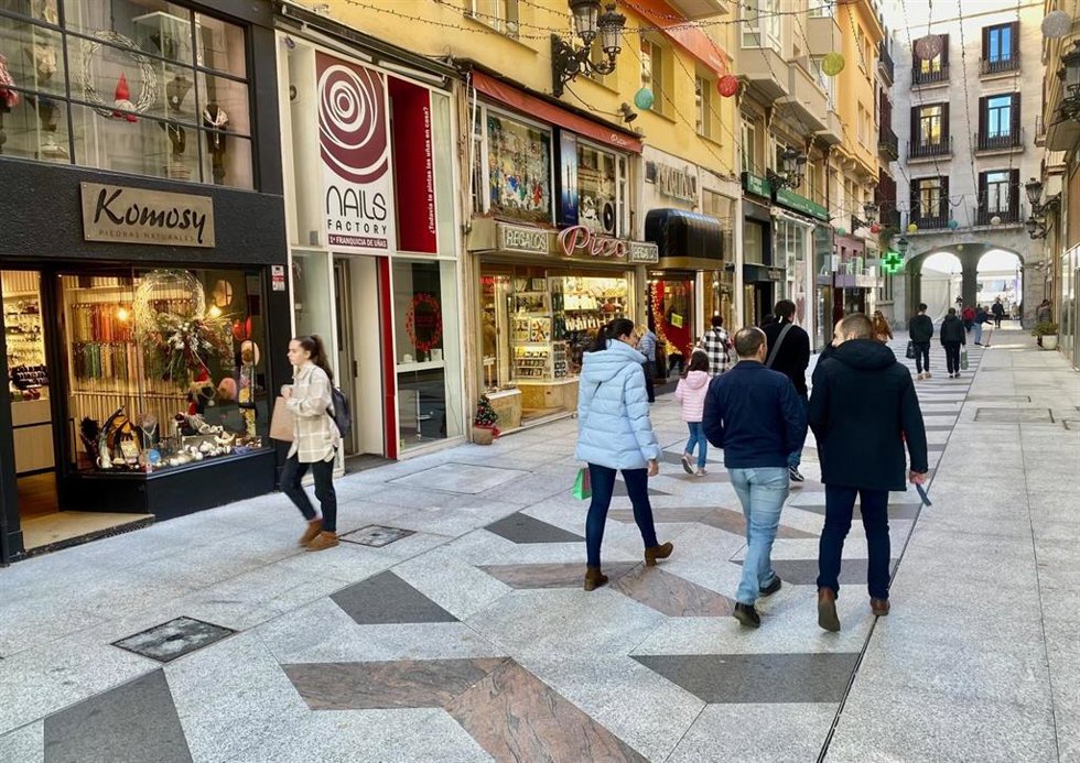 Archivo - Gente camina por una calle de Santander
