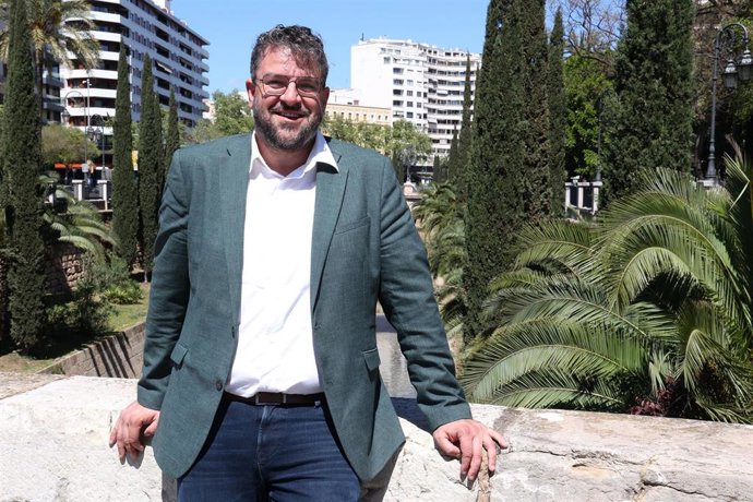 El coordinador de MÉS per Mallorca y candidato a la presidencia del Govern, Lluis Apesteguia, posa en el Paseo Mallorca, de Palma.