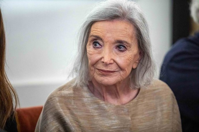 La actriz Núria Espert durante la presentación de la obra La isla del aire, en el Teatre Romea, a 23 de marzo de 2023, en Barcelona