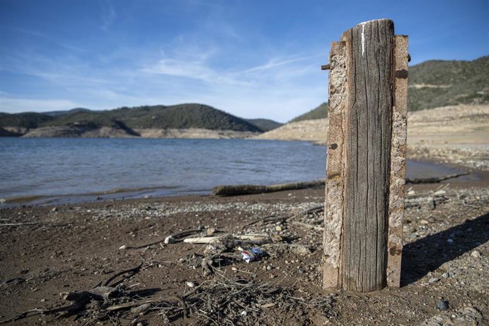 Imágenes de la sequía en el pantano de Rialb, a 27 de marzo de 2023, en la Baronía de Rialb, Lérida, Catalunya (España). El Ayuntamiento de Barcelona ya ha implementado medidas extremas en su plan de emergencia para hacer frente a la sequía, que incluye