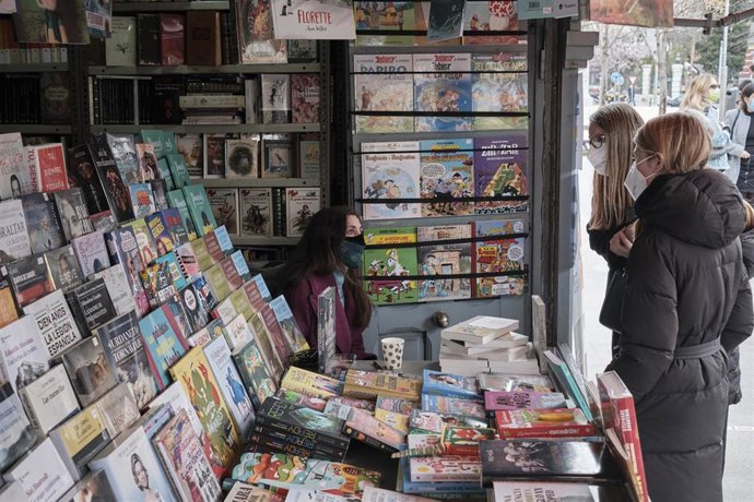 Archivo - La escritora Espido Freire conversa con dos visitantes en una de las casetas de la Cuesta de Moyano
