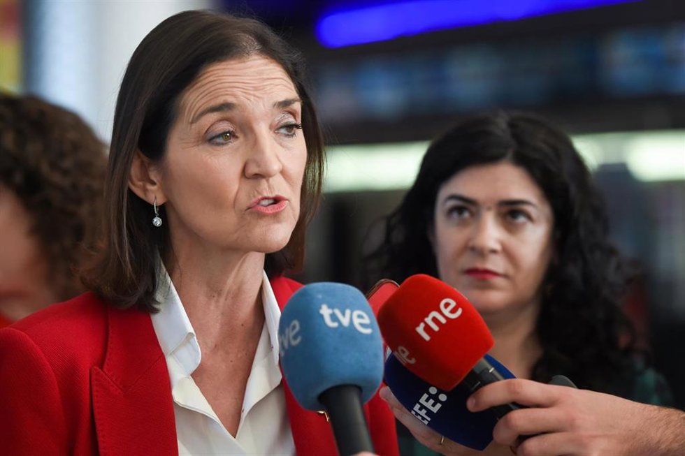 La ministra de Industria, Turismo y Comercio y candidata del PSOE a la Alcaldía de Madrid, Reyes Maroto, realiza declaraciones a los medios antes de la presentación del documental 'Help Ukraine',  a 19 de marzo de 2023, en Madrid, (España). 