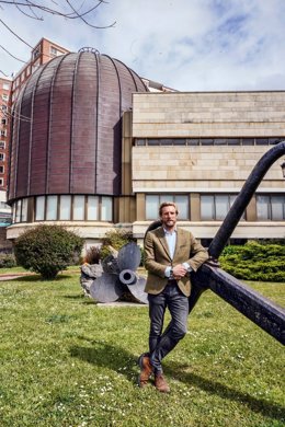El candidato del PRC a la Alcaldía de Santander, Felipe Piña, junto al Planetario, el cual se compromete a reabrir