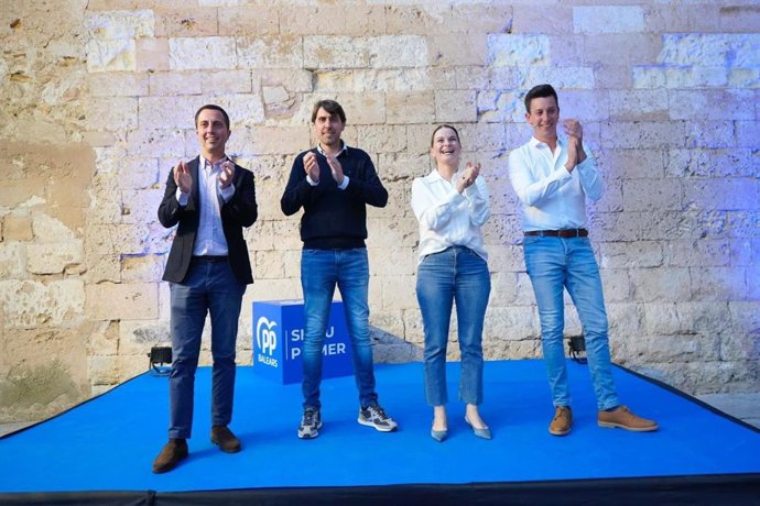 El candidato a la alcaldía de Sineu Tomeu Mulet, con la presidenta del PP de Baleares, Marga Prohens.