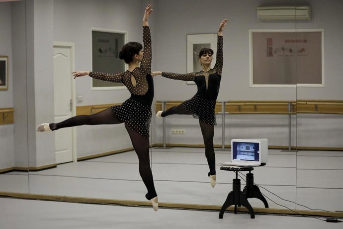 Archivo - La profesora Beatriz Fernández de la Escuela Auladanza, imparte una clase de forma online a una alumna tras reinventarse y ofrecer este tipo de clases, así como la venta de material que utilizan en las funciones como forma de mantenerse durant