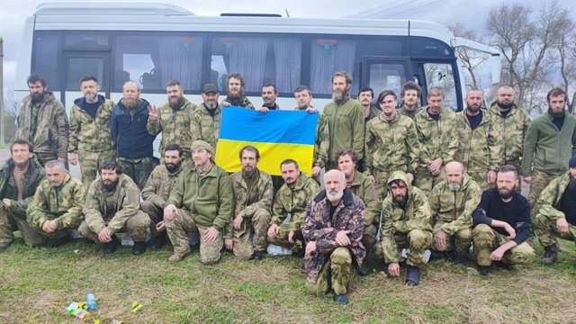 Militares ucranianos liberados por Rusia