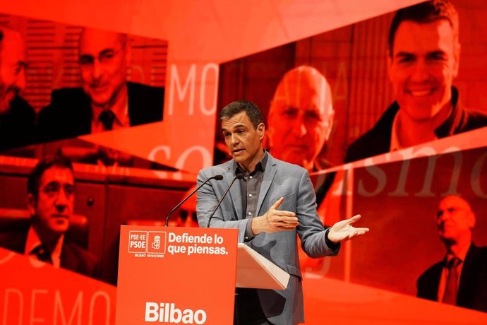 El secretario general del PSOE y presidente del Gobierno, Pedro Sánchez, interviene durante el homenaje a Rodolfo Ares 