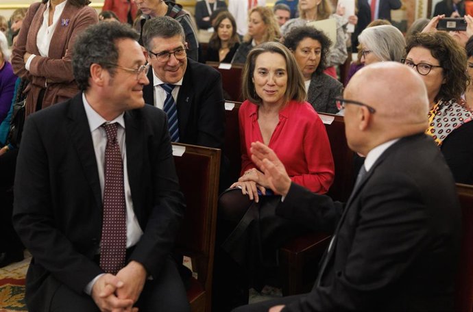 Archivo - El Fiscal General del Estado, Álvaro García (1i); el portavoz del PSOE en el Congreso, Patxi López (2i); la secretaria general del PP, Cuca Gamarra (c), y el secretario de Estado de Relaciones con las Cortes, Rafael Simancas, en un acto